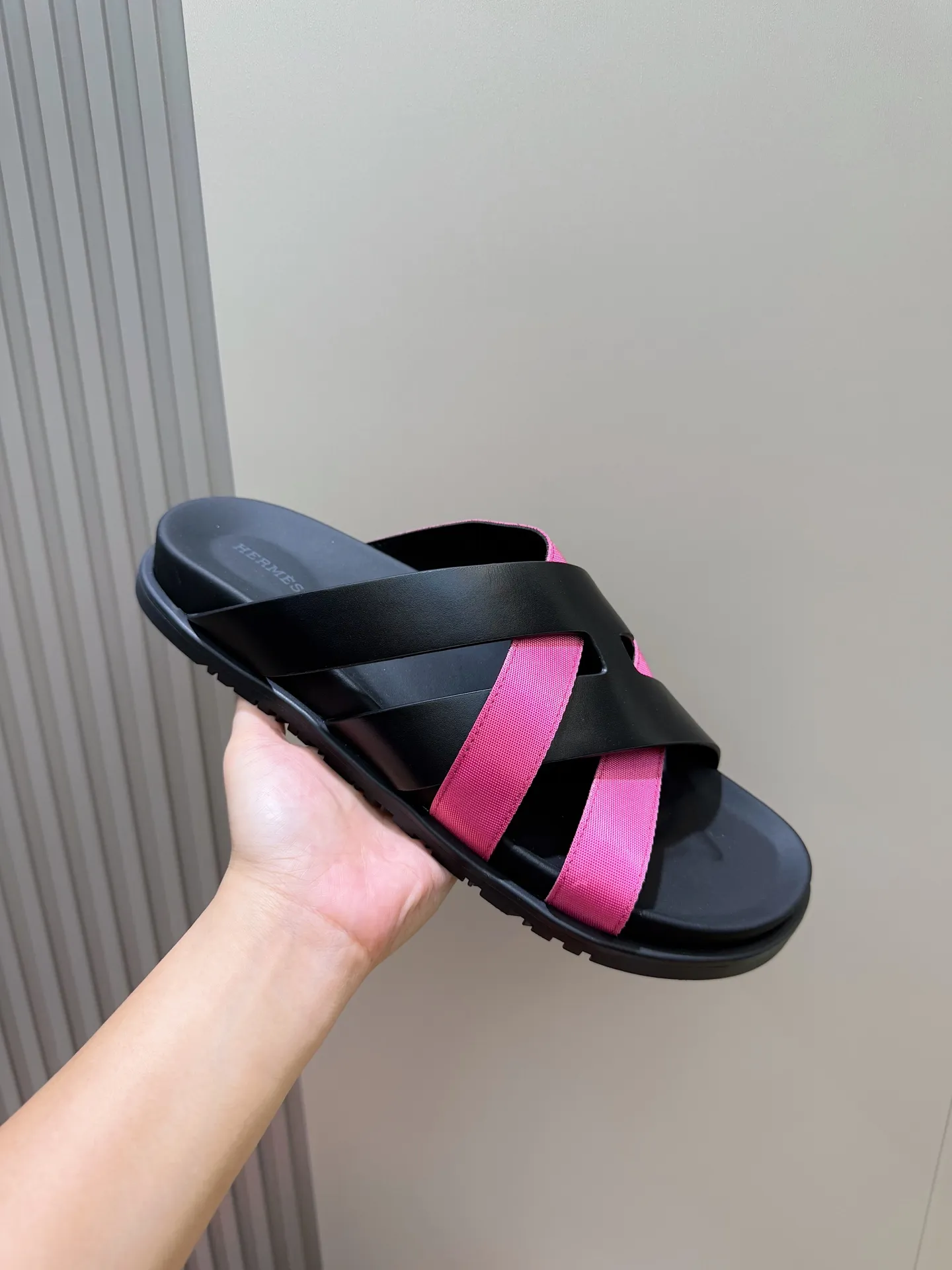 Batch 280 Hermes men's Kazimir slippers - top quality woven calfskin functional sandals, with interwoven uppers inspired by the "H" iconic pattern to create a casual look, perfect for summer. Imported cowhide + cowhide lining + rubber outsole Size: 38-44 (.45.46 customized)